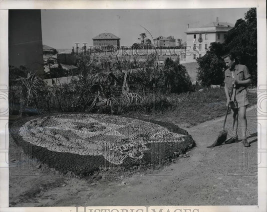1947 Press Photo Munovitch Menahim of Lithuania & his mosaic in Genoa, Italy - Historic Images