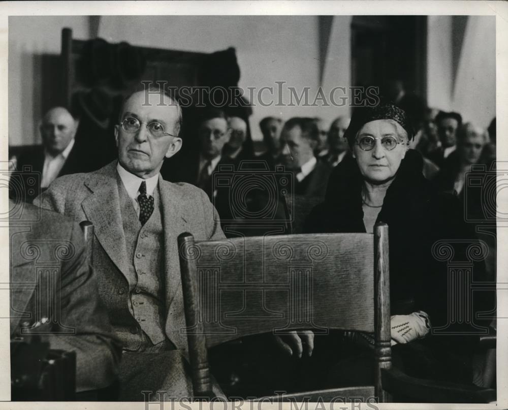 1933 Press Photo Llewellyn Banks, newspaper publisher, with his wife - Historic Images