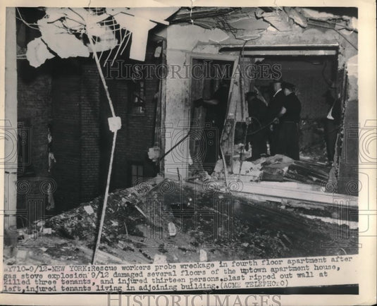 1948 Press Photo Rescue workers at NYC apartments that exploded & burned - Historic Images