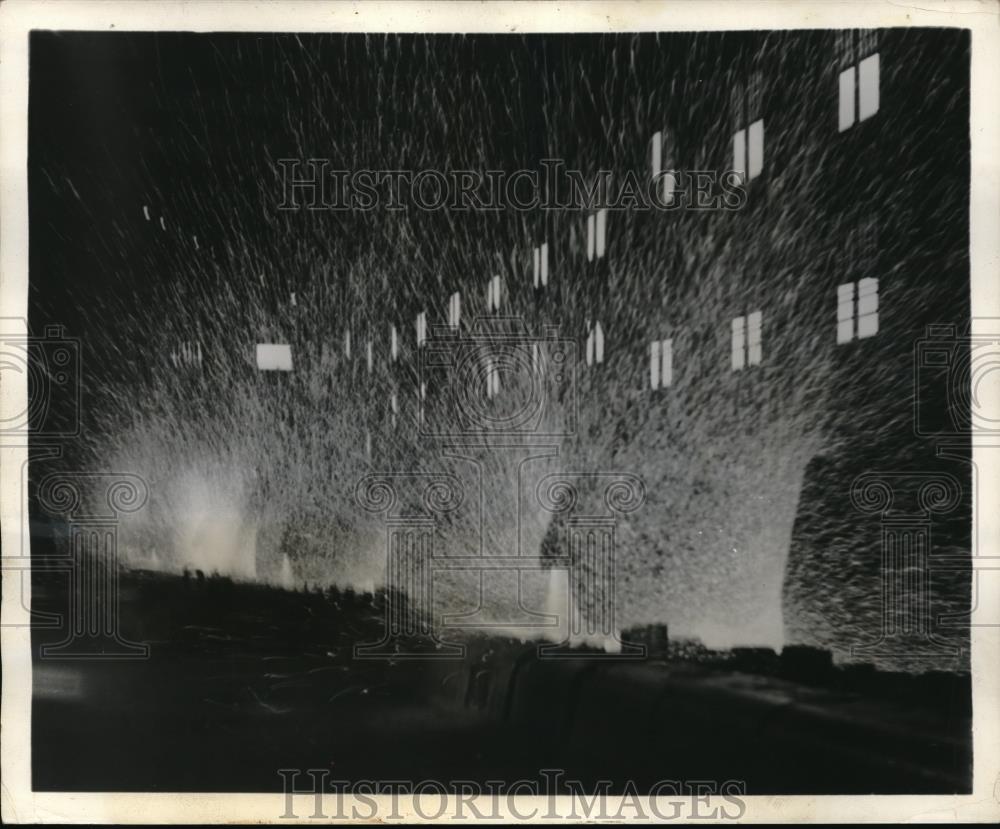 1939 Press Photo Sparks fly at steel foundry of Cleveland's US Steel Corp - Historic Images