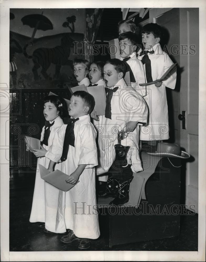 1952 Press Photo Children&#39;s Aid Society kids rehearsing Christmas carols - Historic Images