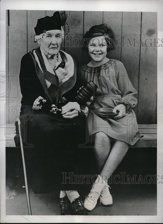 1935 Press Photo Mrs. Jean Lawrie Hodgson, 98, Elaine Thibodeau, 10 - Historic Images