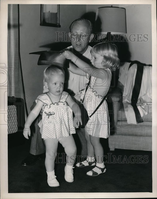 1950 Press Photo Kimberly Ann, her sister Carroll Amanda and father Kay Kyser - Historic Images