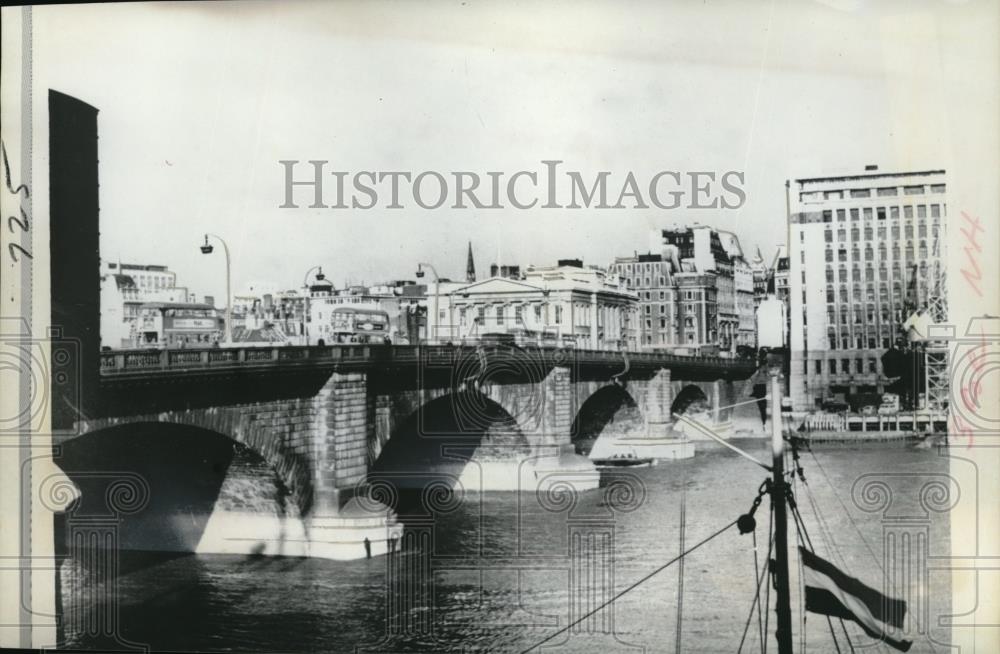 1967 Press Photo View of London Bridge crossing the Thames River - Historic Images