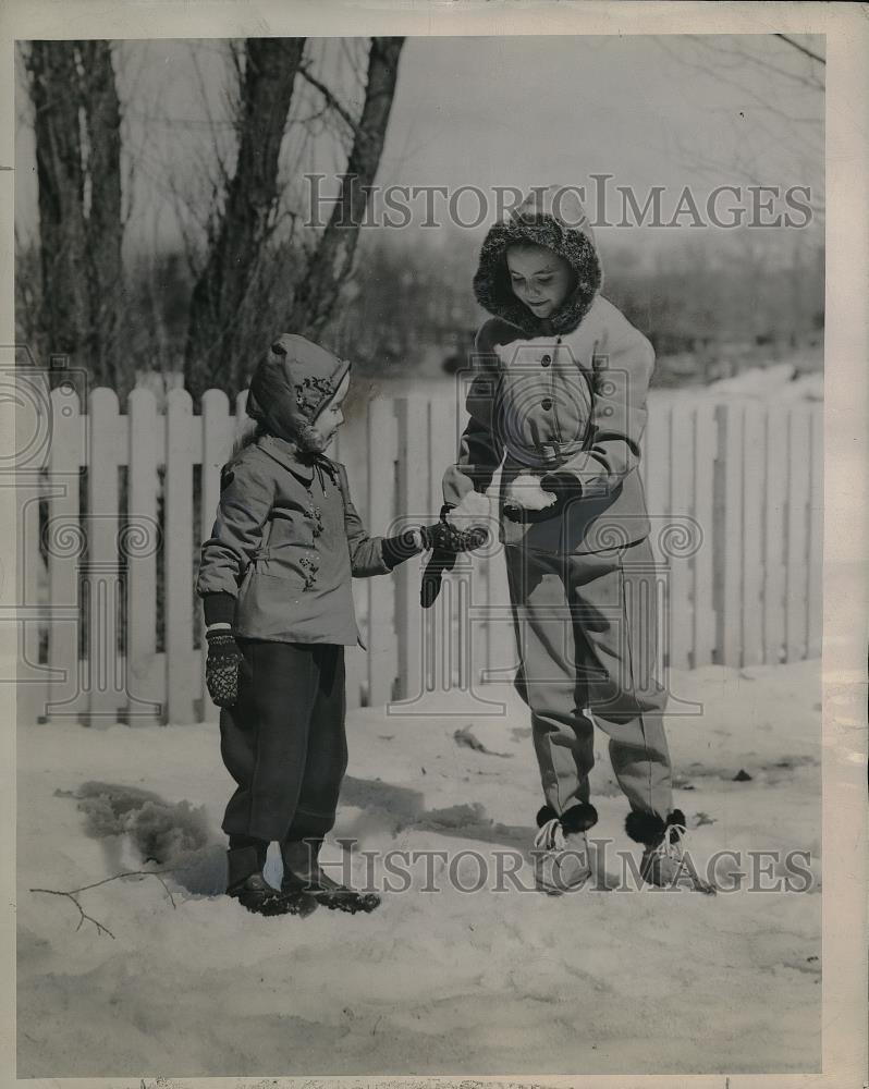 1943 Press Photo Gorls winter clothing from mfg H &amp; J Block - Historic Images