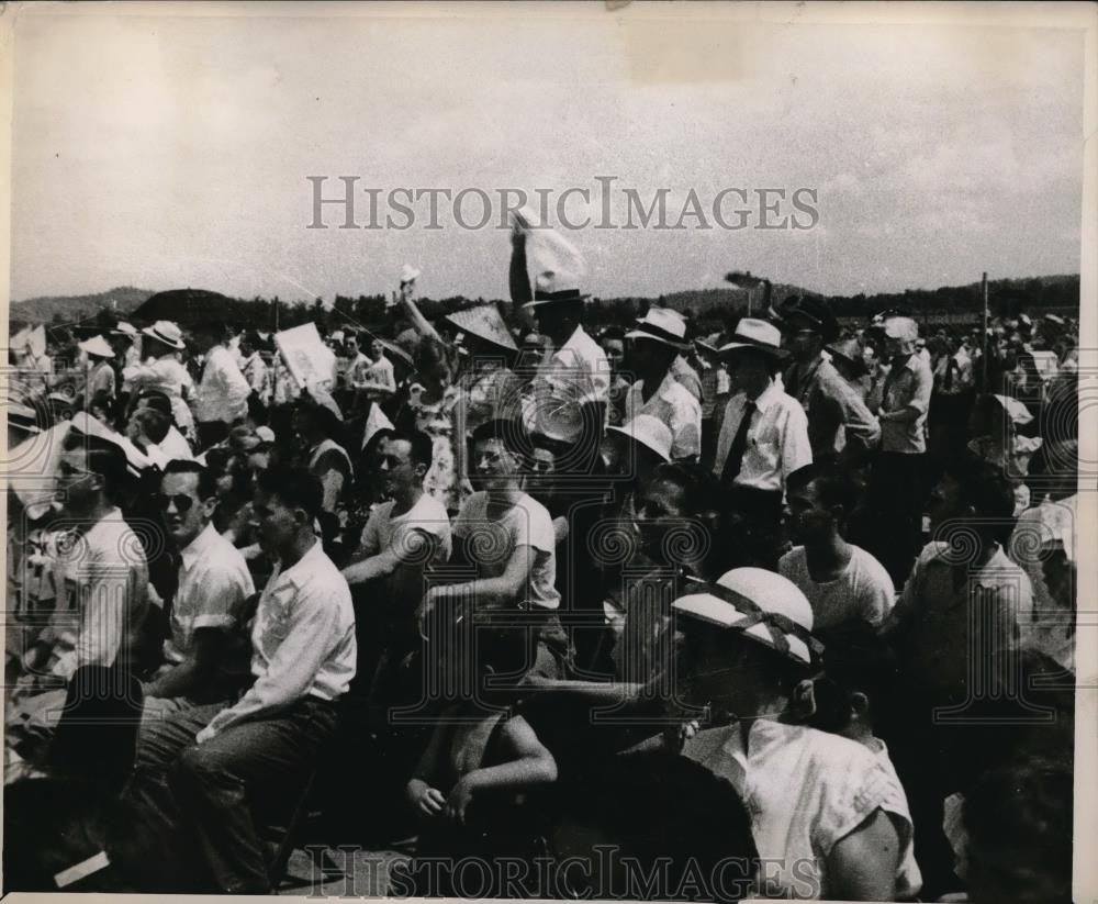 1947 Press Photo Crowd Watches as Death Ends Air Show - Historic Images