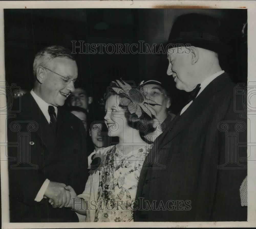 1936 Press Photo Governor Alfred Landon, admirer Dorothy O&#39;Donnell, 11 - Historic Images