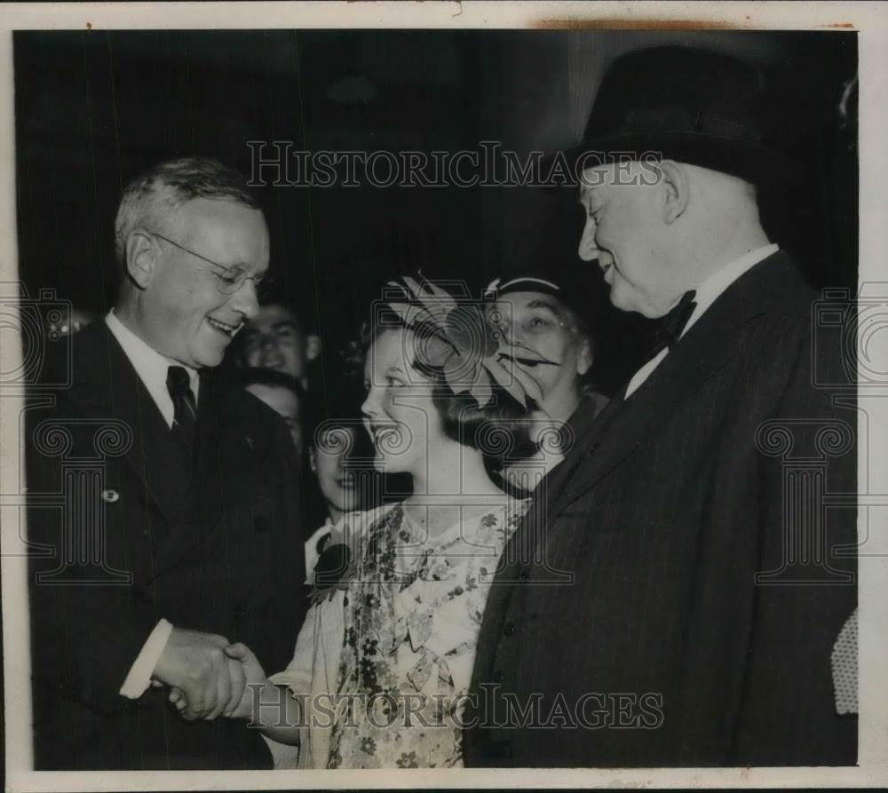 1936 Press Photo Governor Alfred Landon, admirer Dorothy O'Donnell, 11 - Historic Images