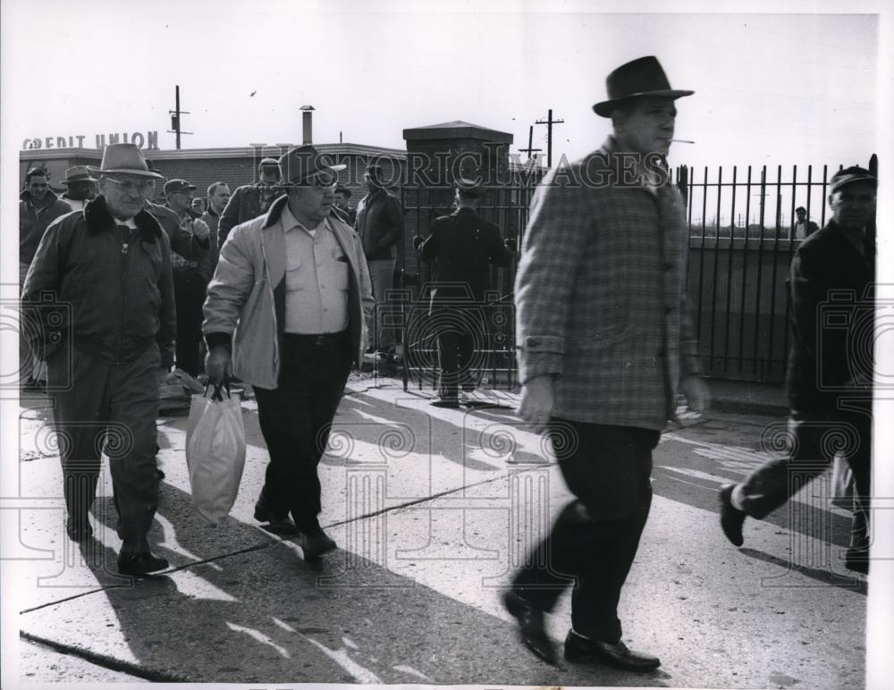 1959 Press Photo Chicago, Ill US Steel workers return to work from strike - Historic Images