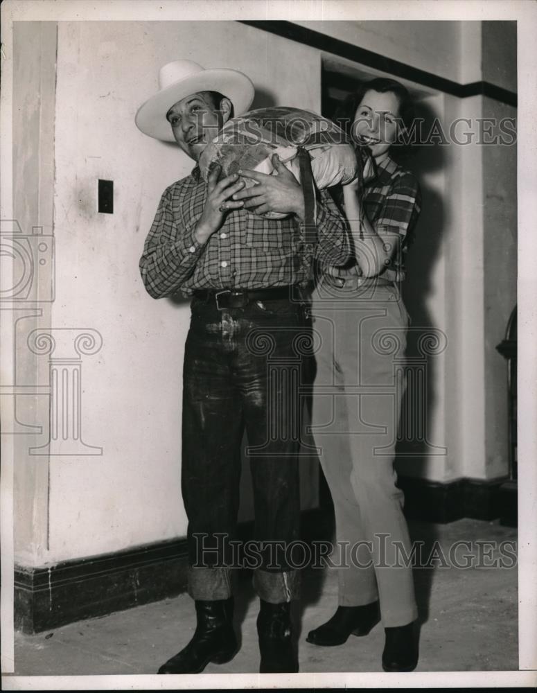 1937 Press Photo Pat O&#39;Brien &amp; Jane Spence $275,000 Sack of Flour - Historic Images