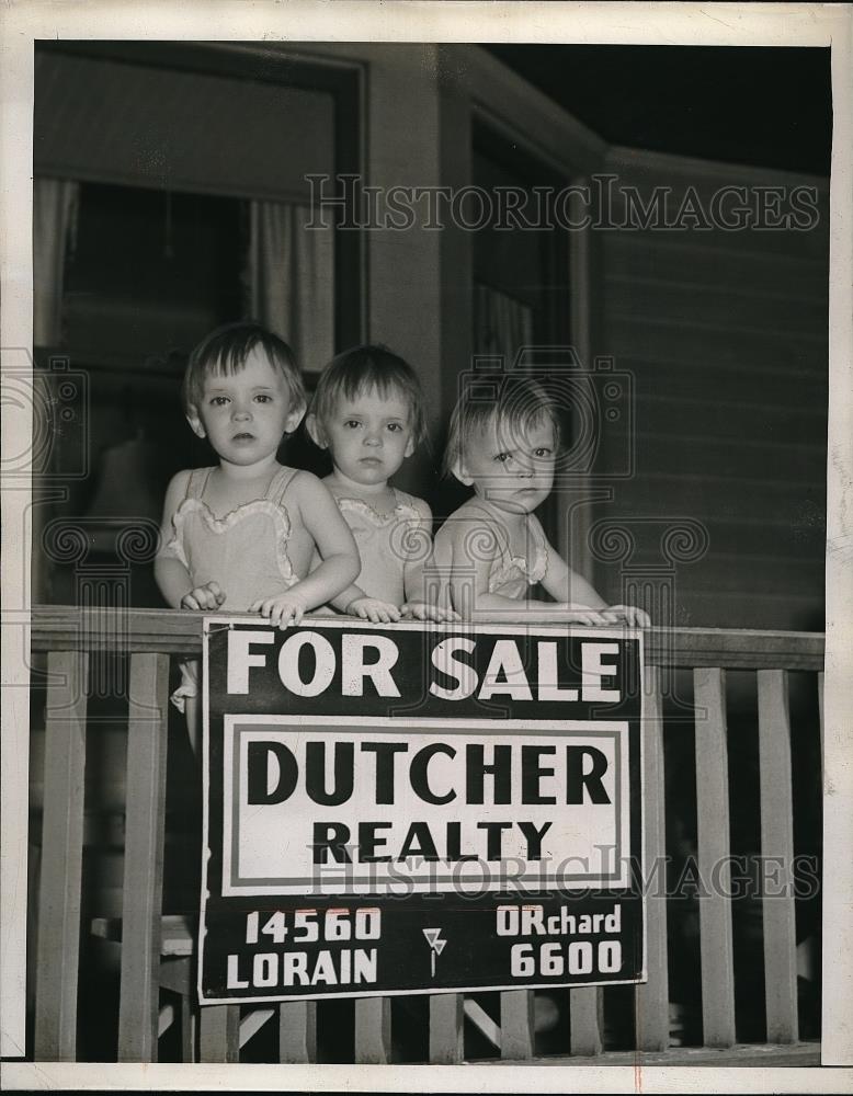 1943 Press Photo Mr &amp; Mrs James O&#39;Connor, triplets in Cleveland, Ohio - Historic Images