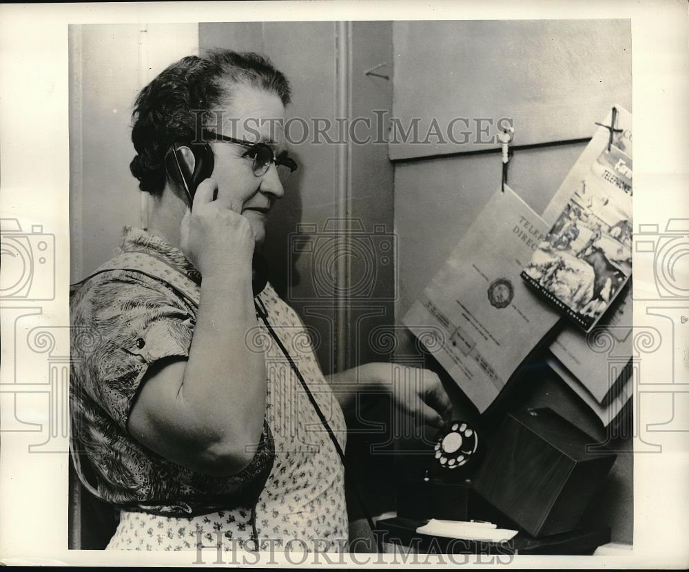 1958 Press Photo Mrs. Orton Newton on telephone - Historic Images