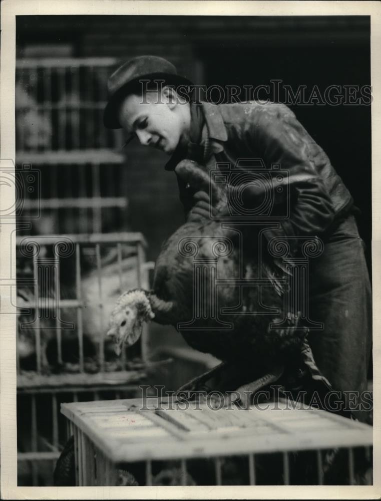 1936 Press Photo Charles Pollah Unloading Turkey at Northern Ohio Food Terminal - Historic Images