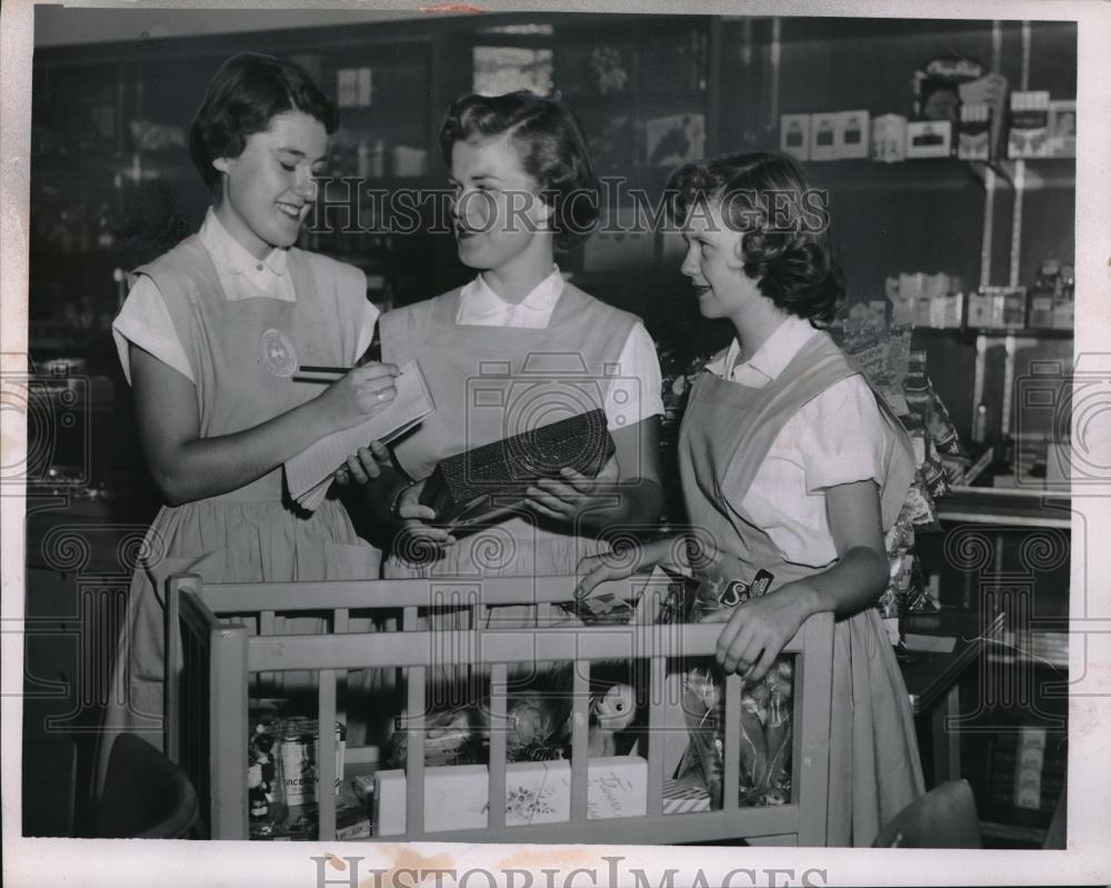 1955 Press Photo Fairview Hospital, Sandra Painter, Sue Ferguson, Bonnie McPhail - Historic Images