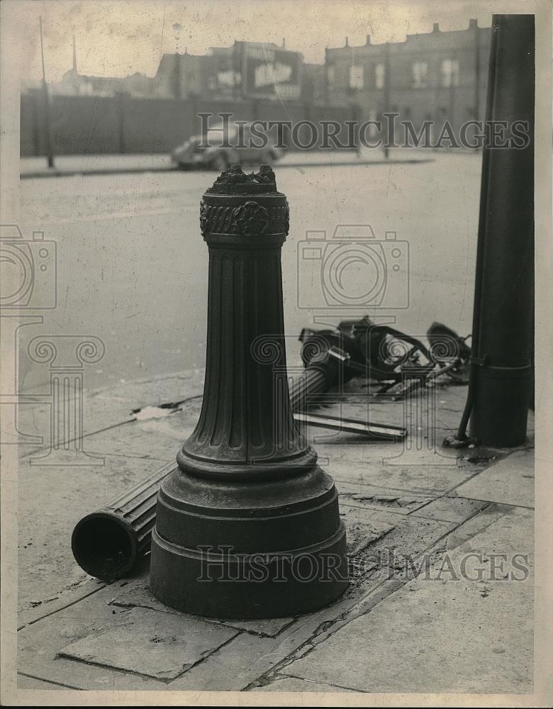 1948 Press Photo Street Light Damaged And In Pieces - Historic Images