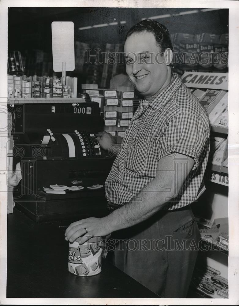 1954 Press Photo Bernard Nathanson at Foodtown Market in Cleveland, Ohio - Historic Images