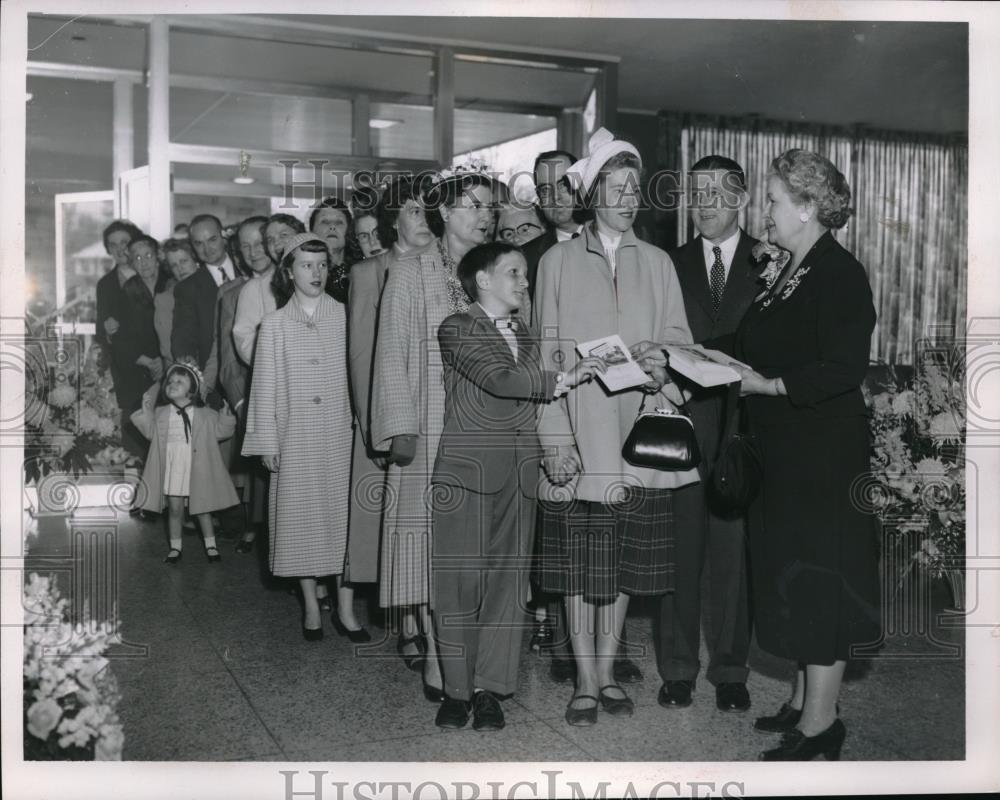 1955 Press Photo Anna Beckstett greets guests at Fairview Hospital - Historic Images