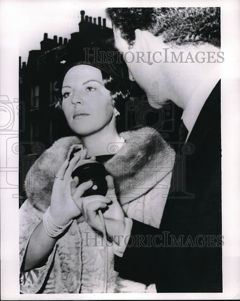 1965 Press Photo Crown Princess Beatrix of Holland Pushes Away Microphone - Historic Images