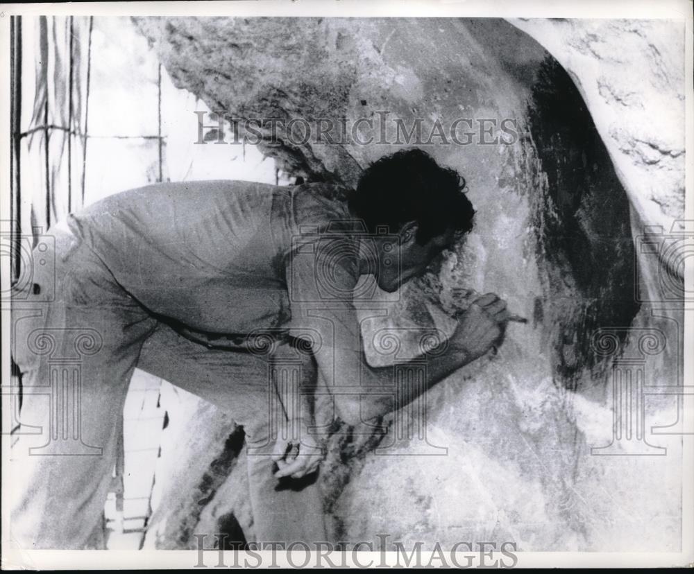 1968 Press Photo Dr. Luciane Maranzi Restores Ancient Frescoes on Sigiriya Rock - Historic Images