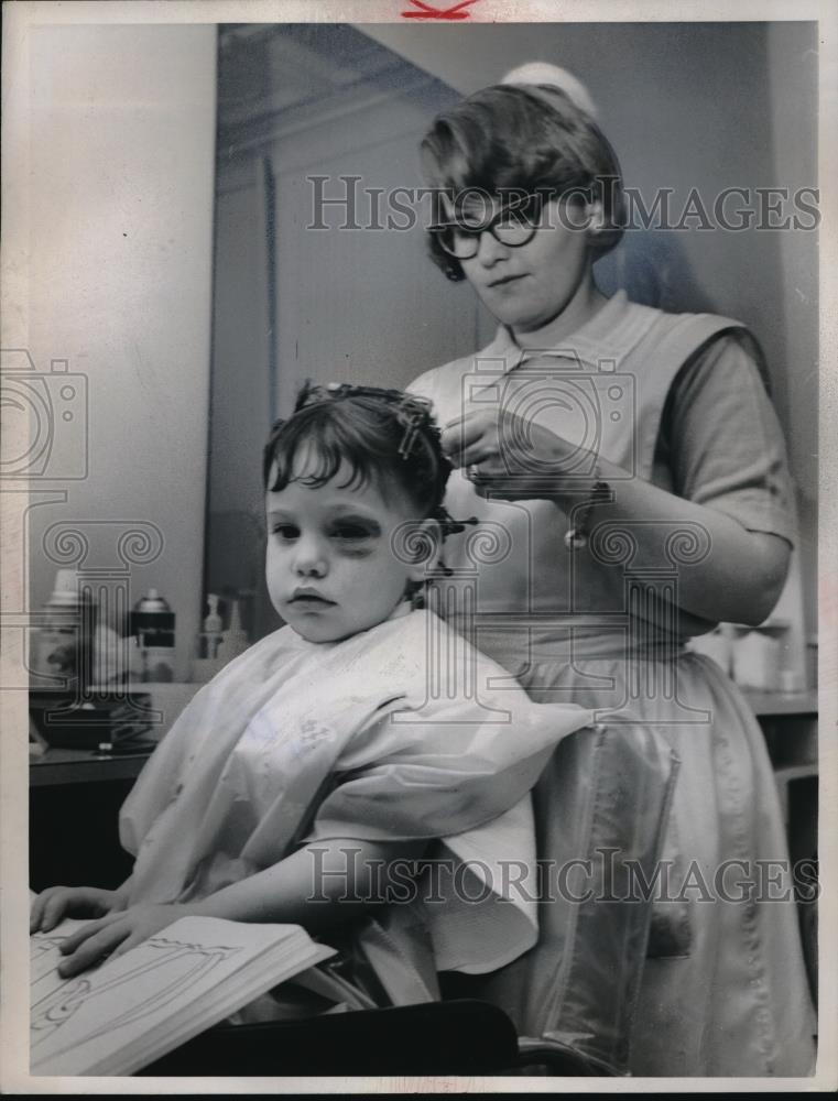 1961 Press Photo, NY Dorothy Schickler gets hairdo from Mary O&#39;Brien - Historic Images