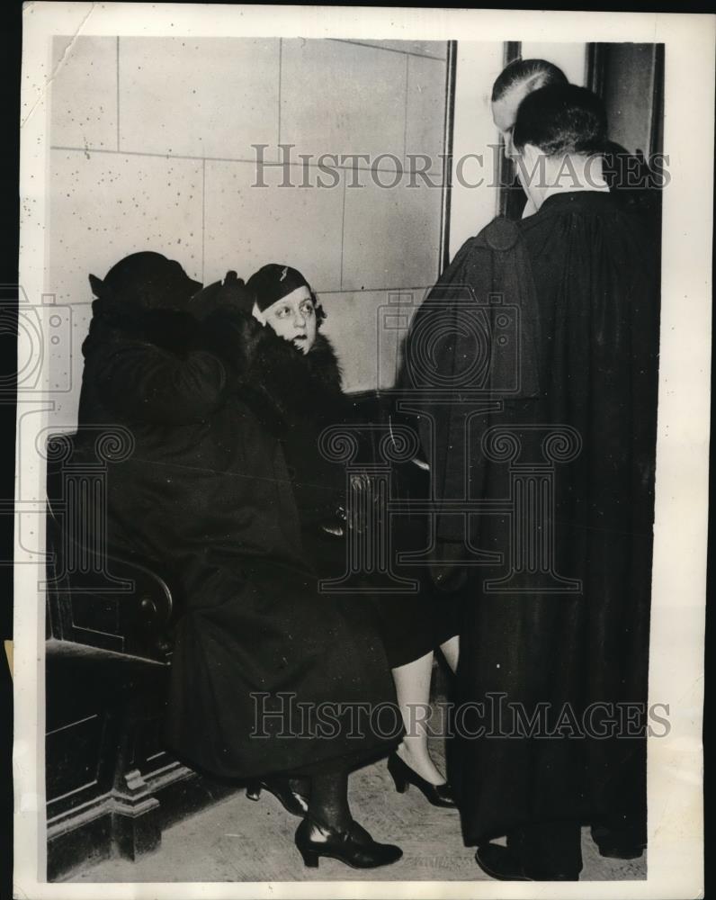 1934 Press Photo Mme Guib-Ribaud With Mother At Palace Of Justice In Paris - Historic Images