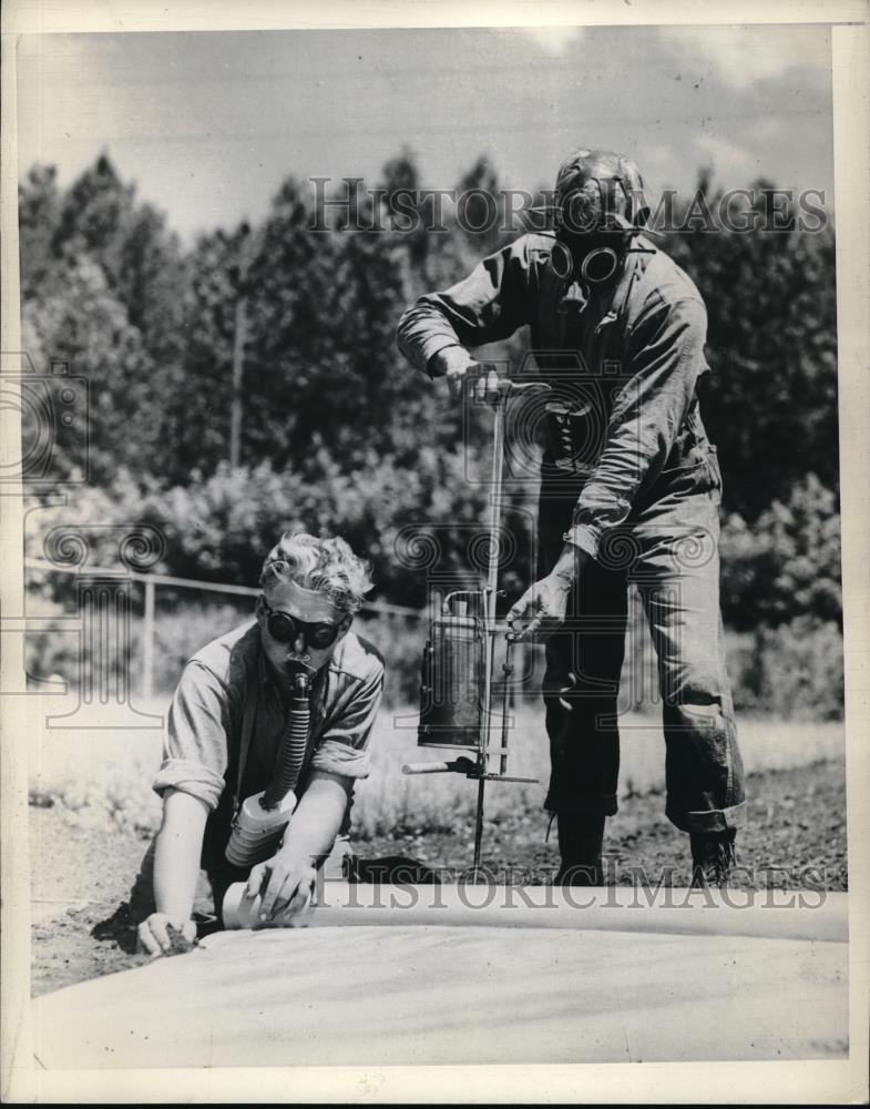 1943 Press Photo Hand gas injector used in tree nursery - Historic Images