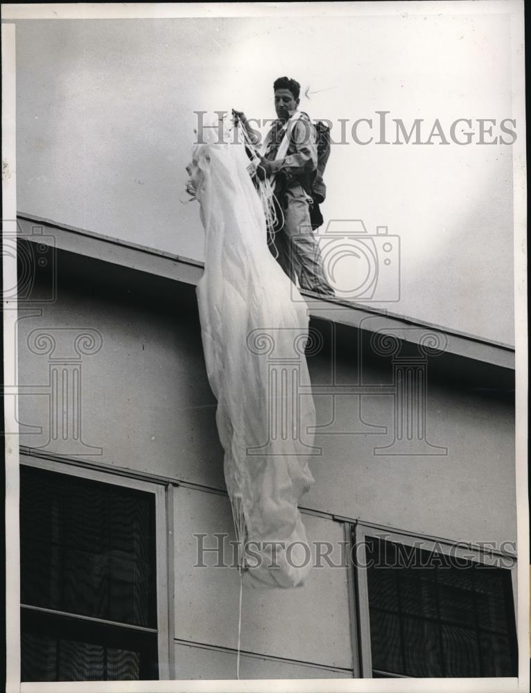 1946 Press Photo Michael J. Fayad, Parachute Jumper Lands on Navy Building - Historic Images