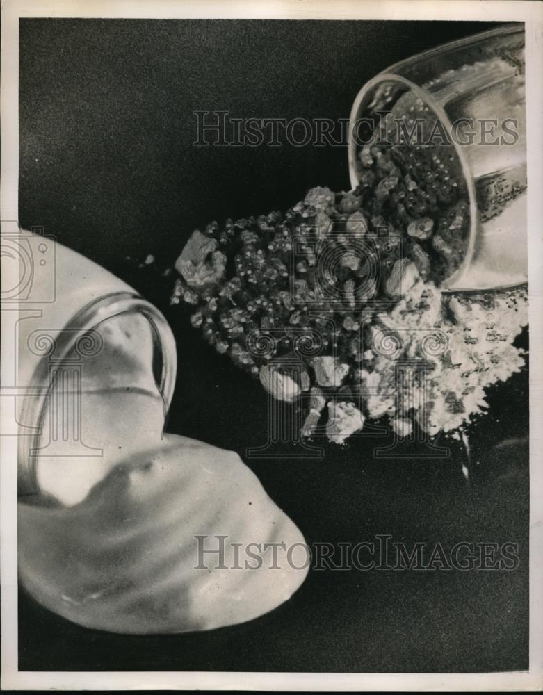 1949 Press Photo Bentonite Mixed With Water Makes Gooey Mixture - Historic Images