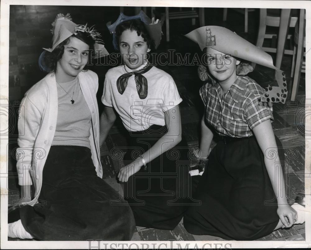 1953 Press Photo Carol Vasenko, Cindy Cotton, Gloria Stoner - Historic Images