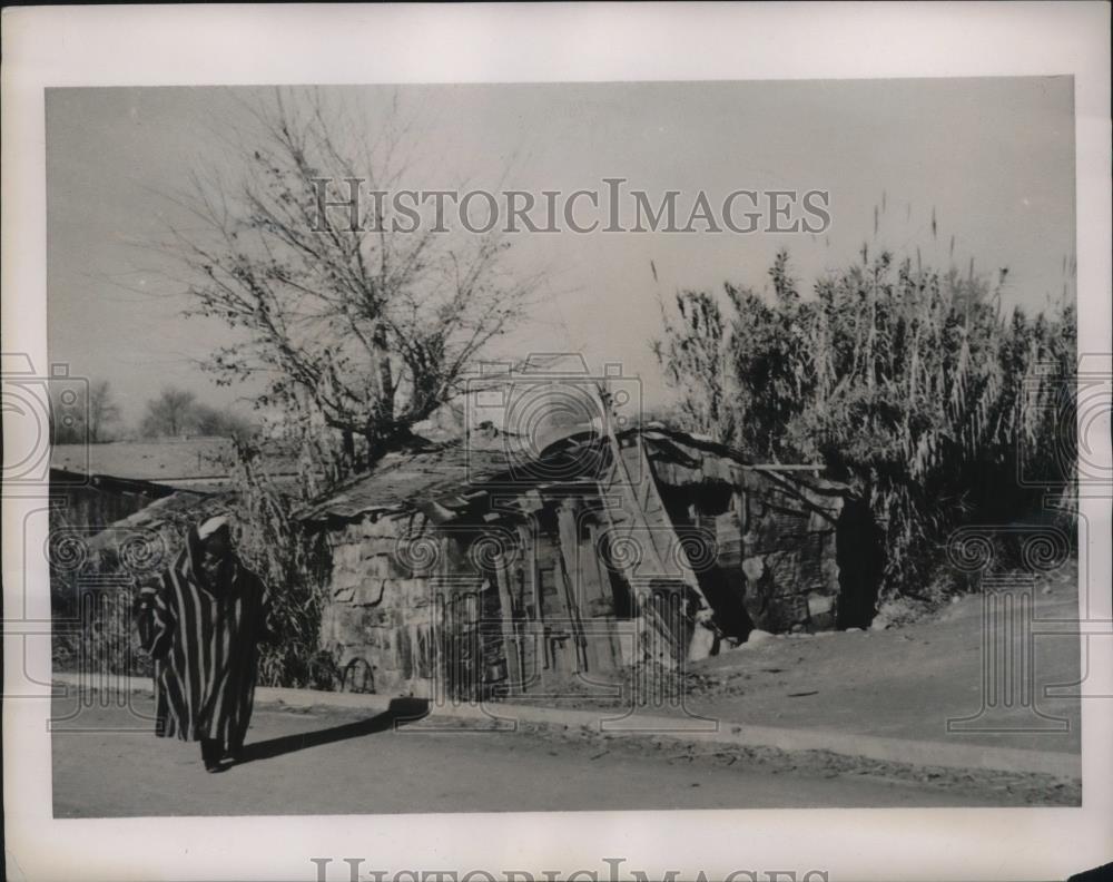 1940 Press Photo Huts Built Of Corrugated Discarded Metal Cans - Historic Images