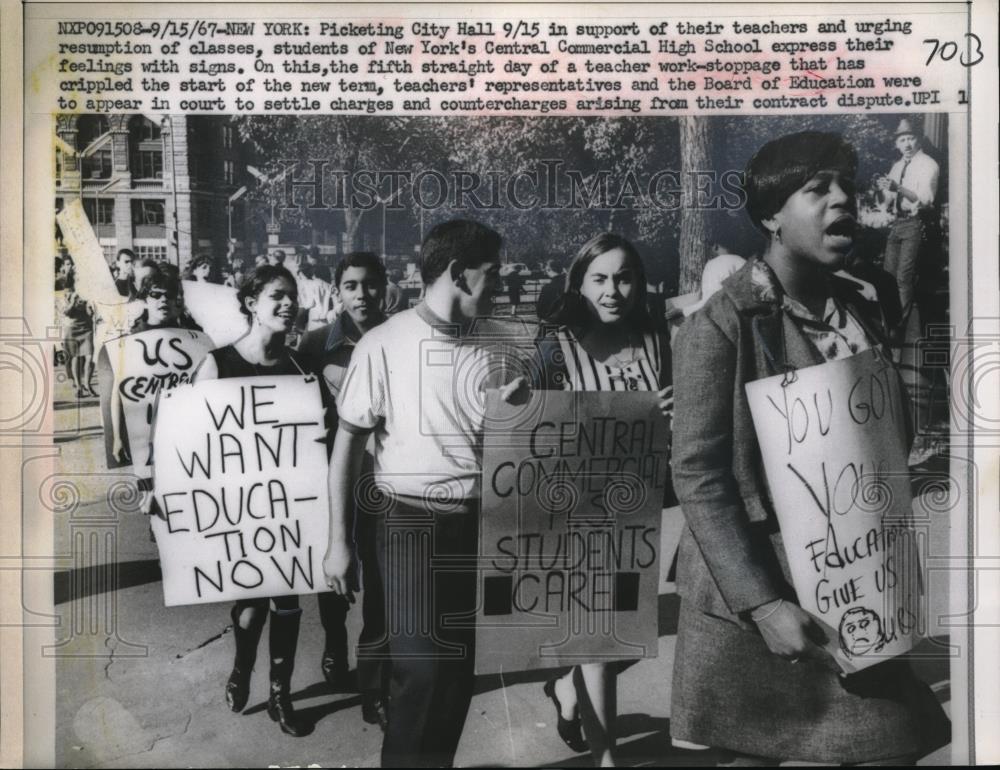 1967 Press Photo Students of New York&#39;s Central Commercial High School picket - Historic Images