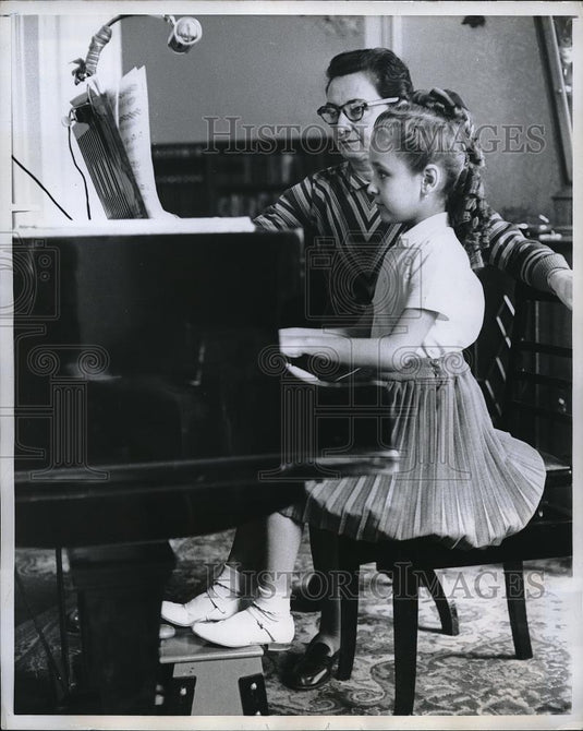 1959 Press Photo Young girl Georgie playing piano with Mrs Bender - Historic Images