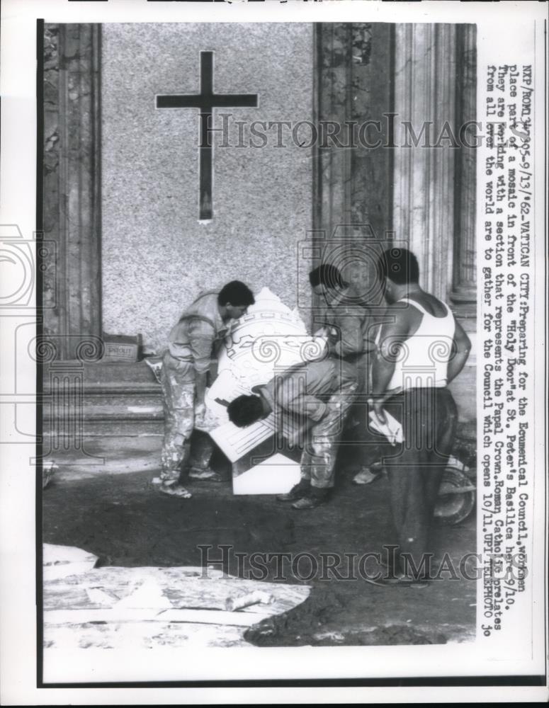 1962 Press Photo Workmen prepare Vatican City for Ecumenical Council - Historic Images