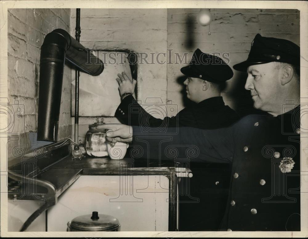 1941 Press Photo George Proudfoot, Thomas Nugent, inspect Stove Flue - Historic Images