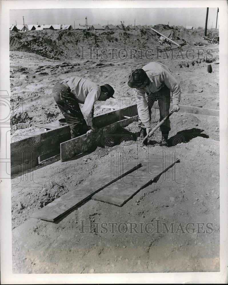 1950 Press Photo Fiberglass slab placed for Levitt home construction - Historic Images