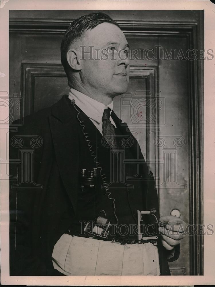1922 Press Photo Insp. E.J. Lynch of San Francisco wearing Radio Broadcasting. - Historic Images