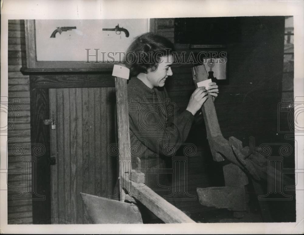 1938 Press Photo Mary Shelburne at the Bughouse Laboratory, Washington, NC - Historic Images