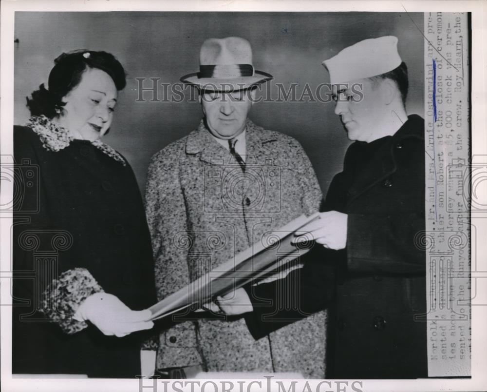 1951 Press Photo Norfolk, Va Mr &amp; Mrs Ernie Osterwind &amp; son Robert - Historic Images