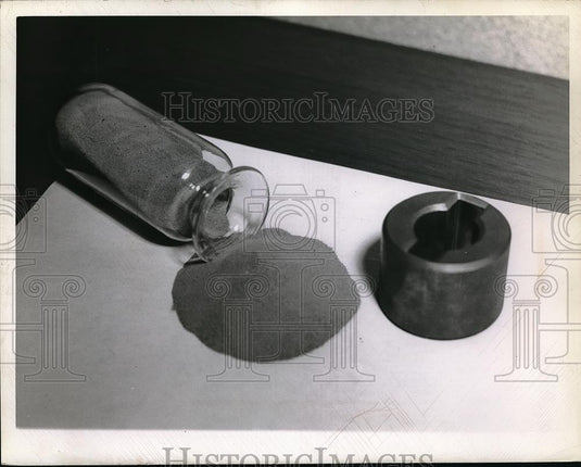 1942 Press Photo Glidden Iron Powder & Automotive Bearing Made From It - Historic Images