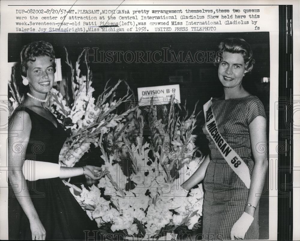 1957 Press Photo Miss International Gladiolus Patti Pickens, Valerie Strong - Historic Images