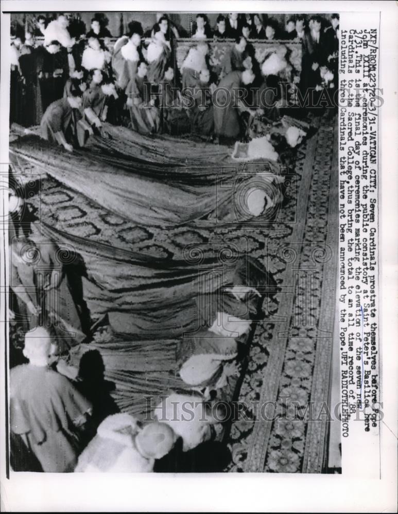 1960 Press Photo Seven Cardianls at Catican City at St Peter&#39;s Basilica - Historic Images