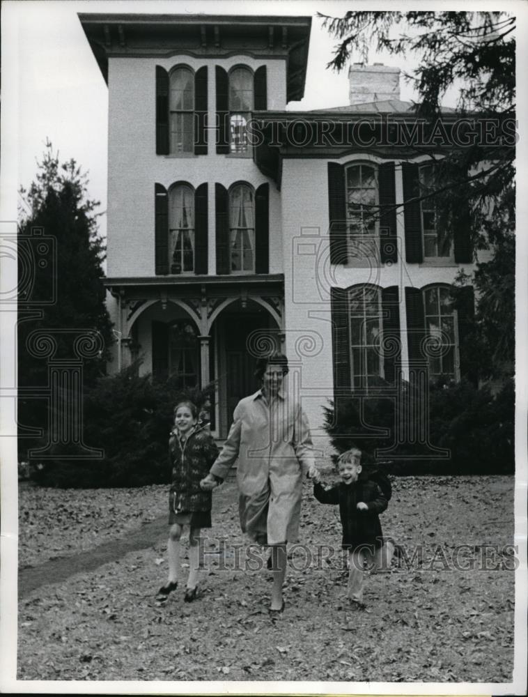 1969 Press Photo Mrs Paul Simon Wife Of Lt Gov Of Illinois With Children - Historic Images