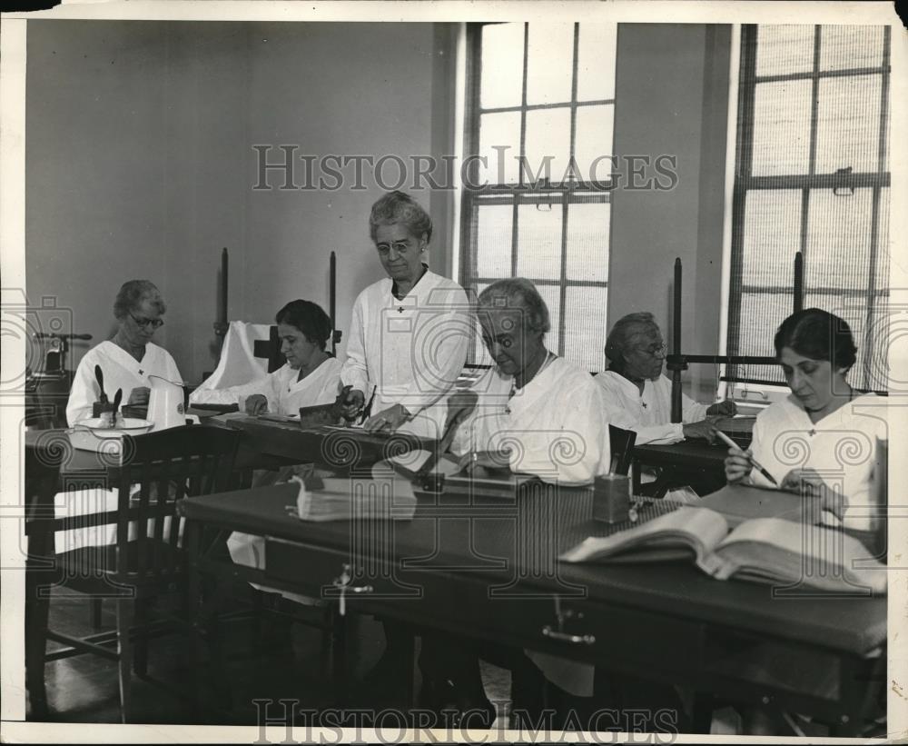 1931 Press Photo Red Cross at Chapter house for blind in NYC, C Berner,Edwards - Historic Images