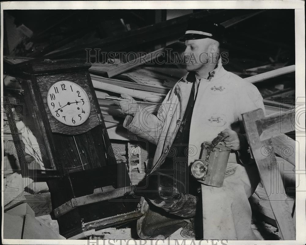 1932 Press Photo Fire Chief Clarence Oglorn after Blast Columbus State Building - Historic Images