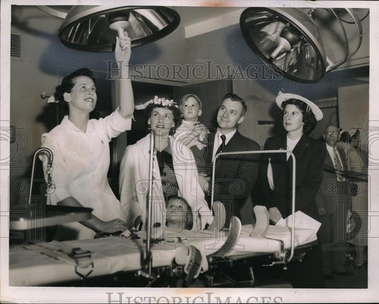 1955 Press Photo Nurse Urban, Elaine, Donald, Raymond Evans at Fairview Hospital - Historic Images