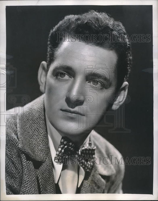 1946 Press Photo Danny O'Neill on CBS radio Danny O'Neill Show - Historic Images