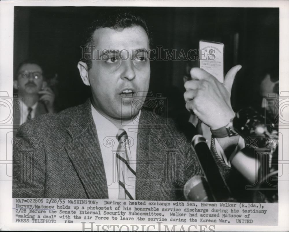 1955 Press Photo Harvey Matusow holds up a photostat of his service discharge. - Historic Images