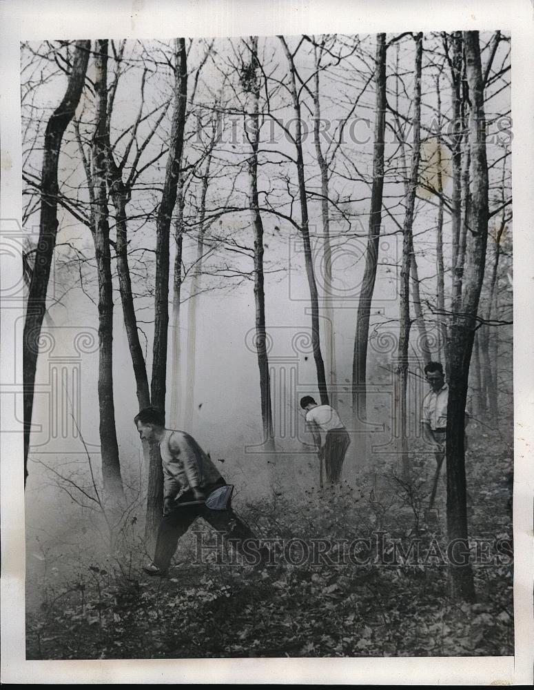 1941 Press Photo Volunteer Firemen at fire in Lakehurst N.H - Historic Images