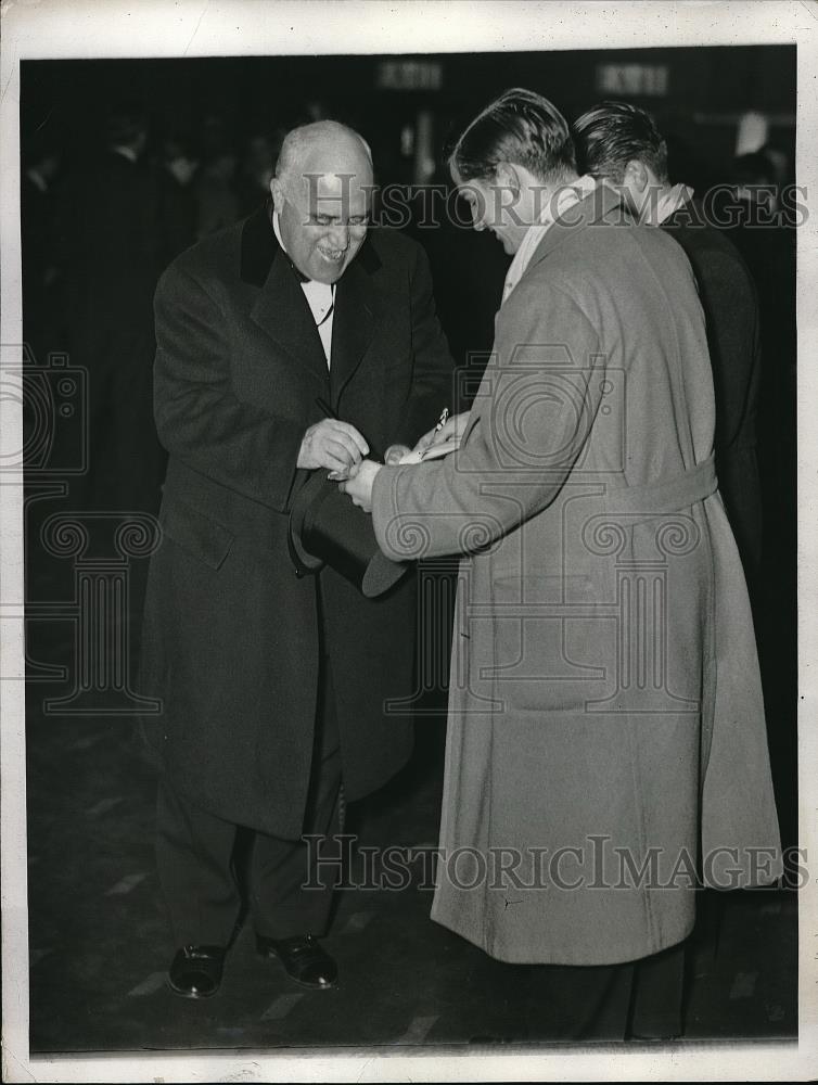 1932 Press Photo NYC Mayor elect John P O'Brien gives autograph - Historic Images