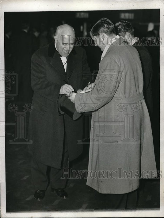 1932 Press Photo NYC Mayor elect John P O'Brien gives autograph - Historic Images